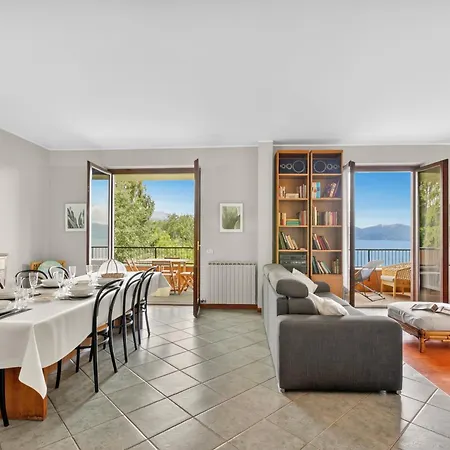 Riflessi Di Luce: Maggiore View Balcony - Happy