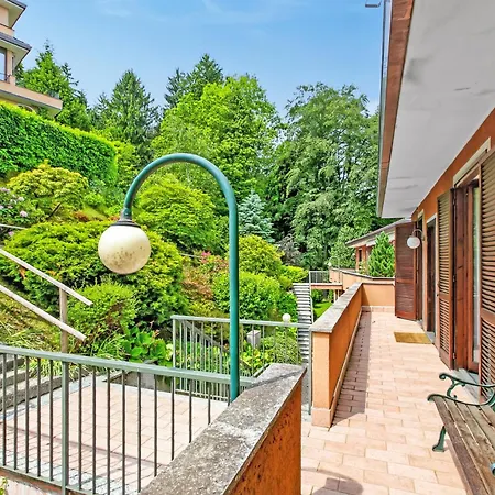 Riflessi Di Luce: Maggiore View Balcony - Happy