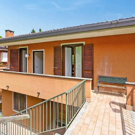 Riflessi Di Luce: Maggiore View Balcony - Happy